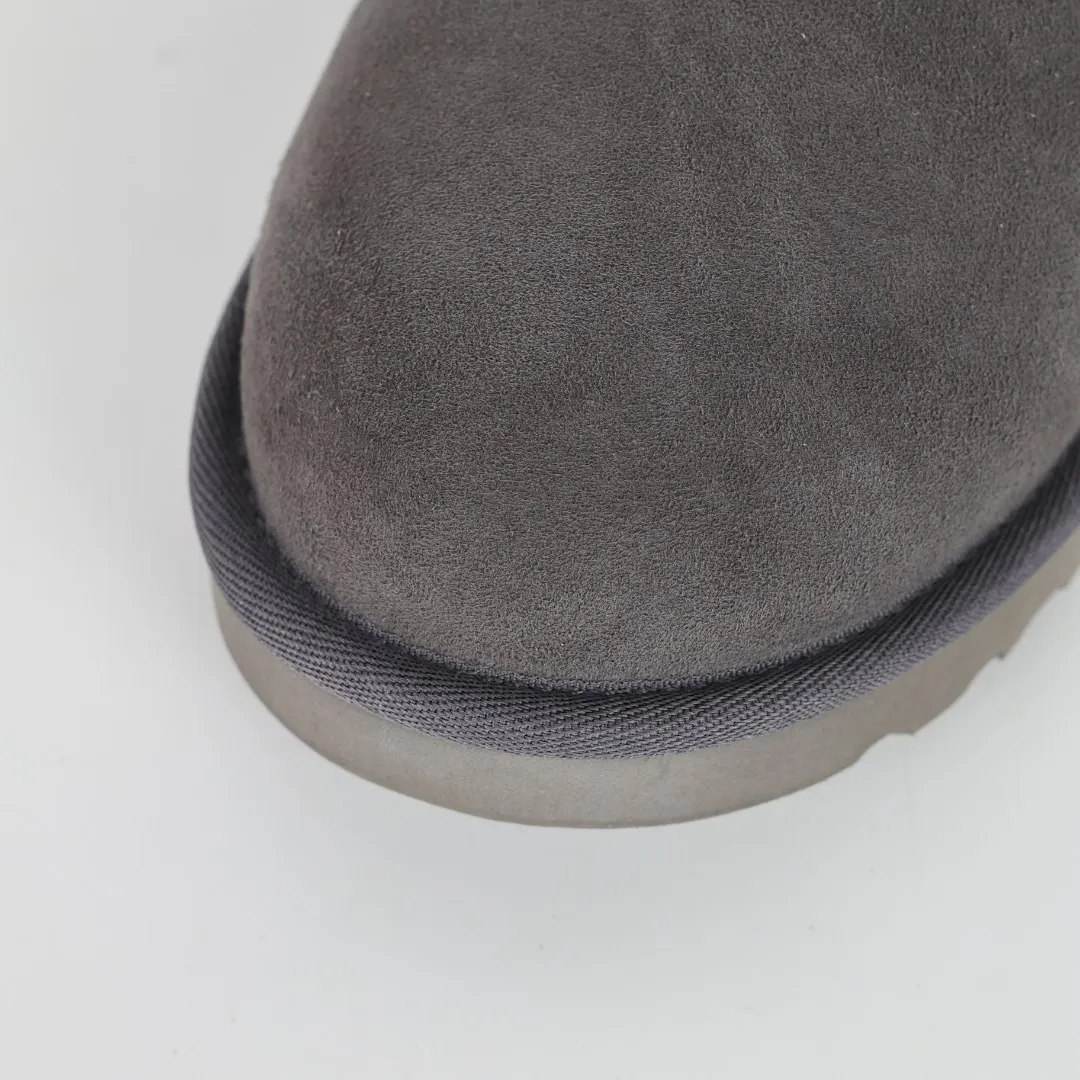 Pick up locally 💰540 Core recommendation Good price Cashmere insoles are a very suitable choice for keeping warm in winter and at home. In the new year, uug launched a series of styles, which are partial to the preferences of young consumers and have also moved to the forefront of fashion trends. Shoe body material Water-repellent coated suede upper 17mm UGGPURE™ implanted wool insole Lightweight non-slip comfortable rubber outsole With brand LOGO Trademark Comes with a full set of packaging Size: 35 36 37 38 39 40 41 42 43 44